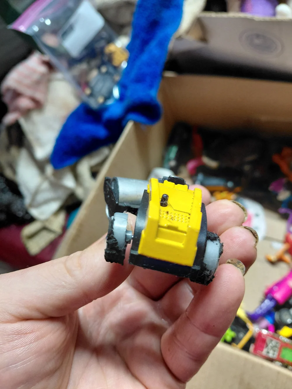 yellow pavement roller toy die-cast truck wheels damaged unbranded